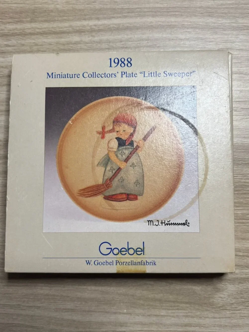 vintage 1988 Goebel Hummel miniature Little Sweeper plate Little Homemaker serie